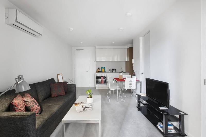 Central Sleek City Living close to Everything - image 9