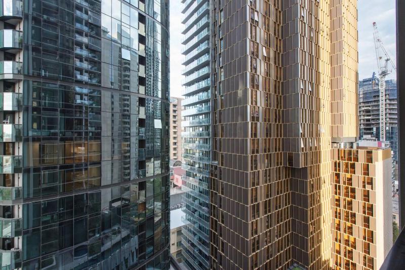 Central Sleek City Living close to Everything - image 6