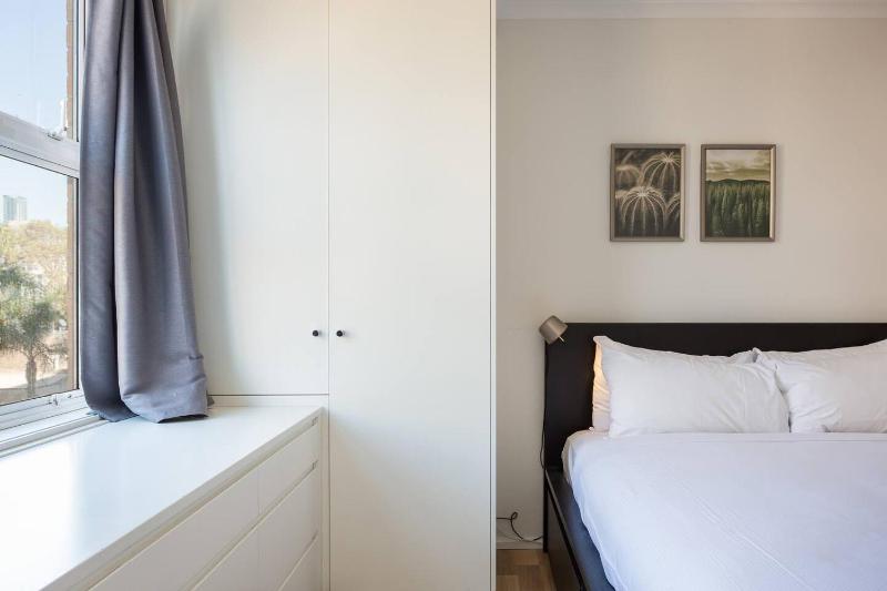 Central and Secluded - Potts Point Paradise with Pool - image 3