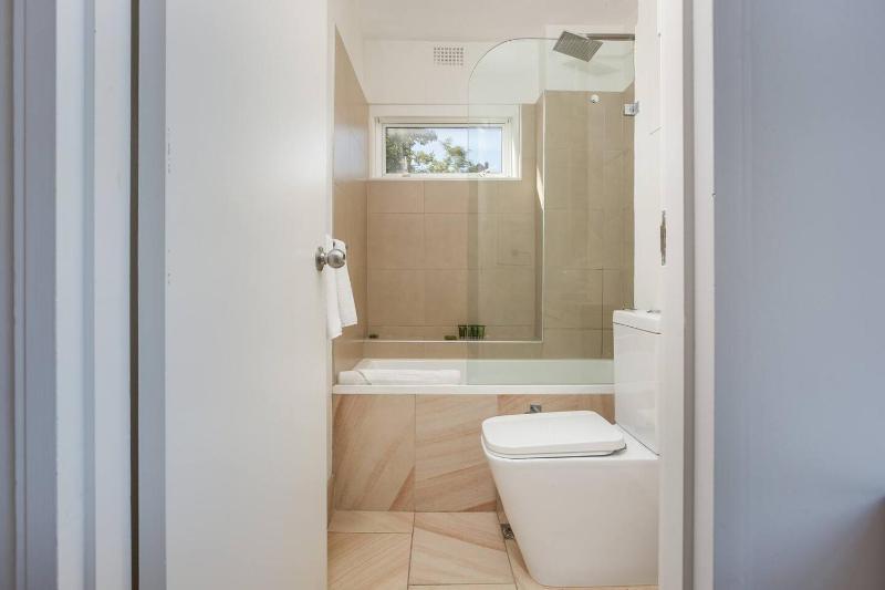 Central and Secluded - Potts Point Paradise with Pool - image 12