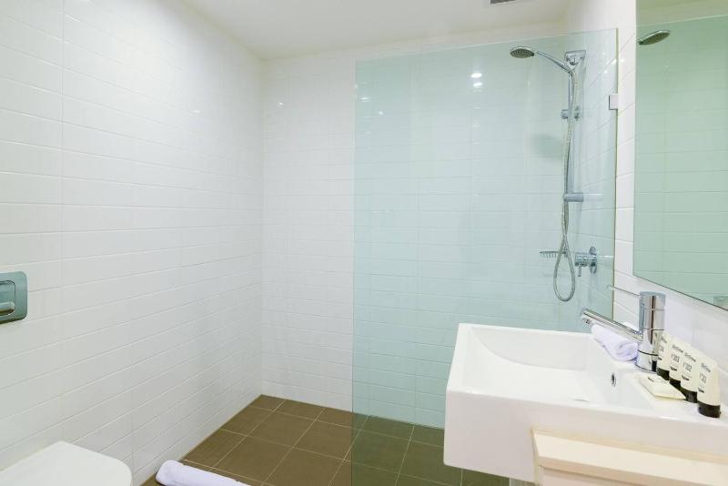 Lush Modern Sanctuary in the Heart of Surry Hills - image 9