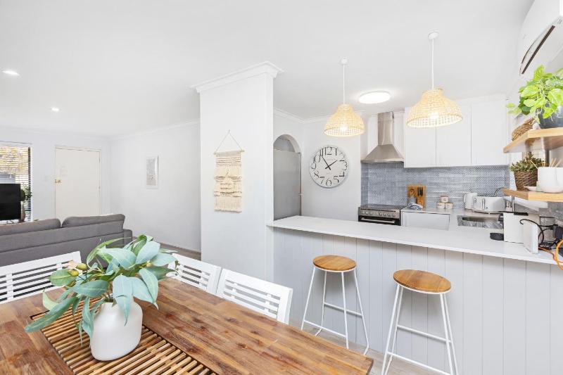 Coastal convenience! Walk to the shops & cafes... - image 14