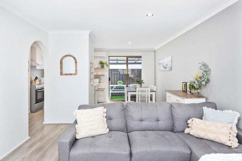 Coastal convenience! Walk to the shops & cafes... - image 8