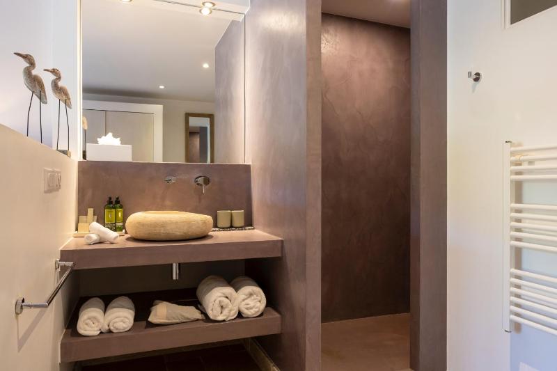 Small Double Room image 3