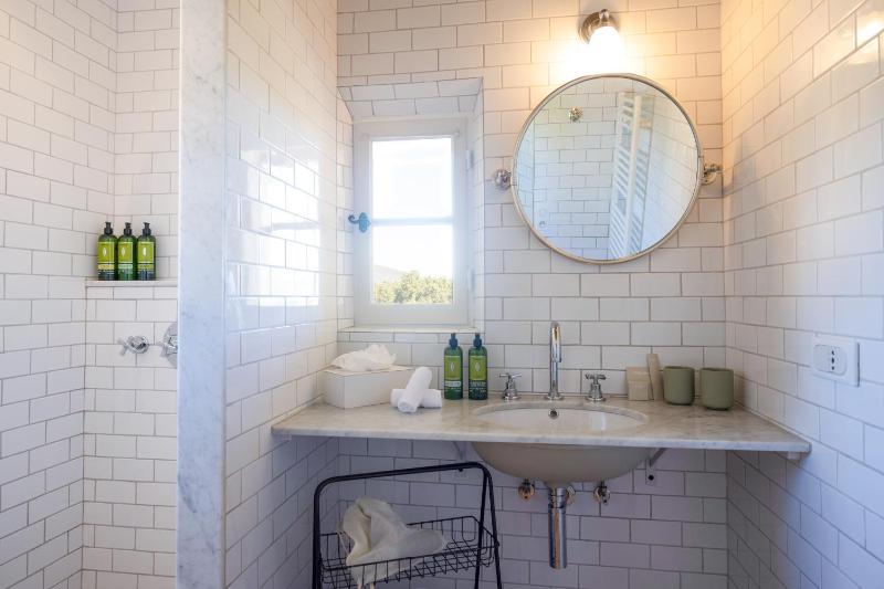 Deluxe Double Room with Sea View and Balcony image 4