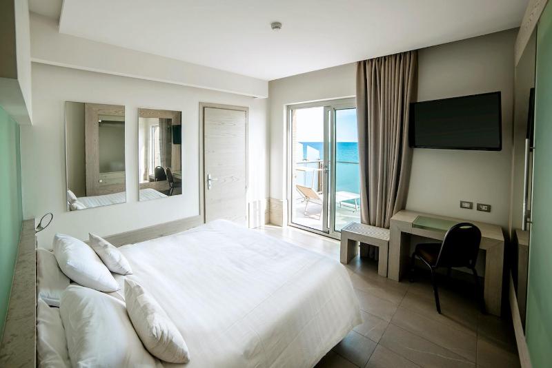 Double or Twin Room with Balcony and Sea View image 1