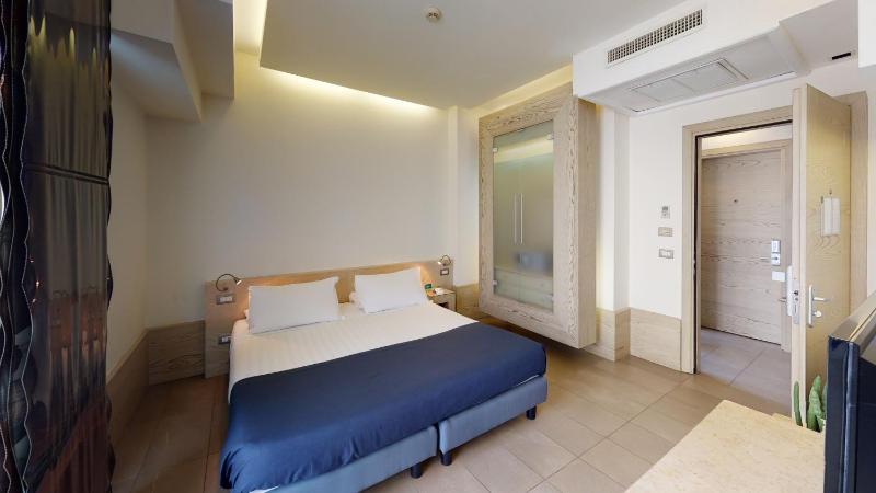 Single Room with Balcony image 3