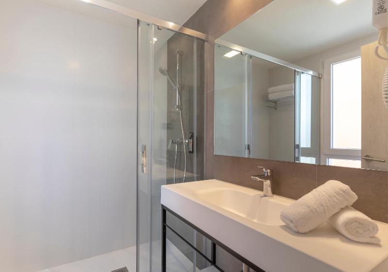 Triple Room (2 Adults + 1 Child) image 4