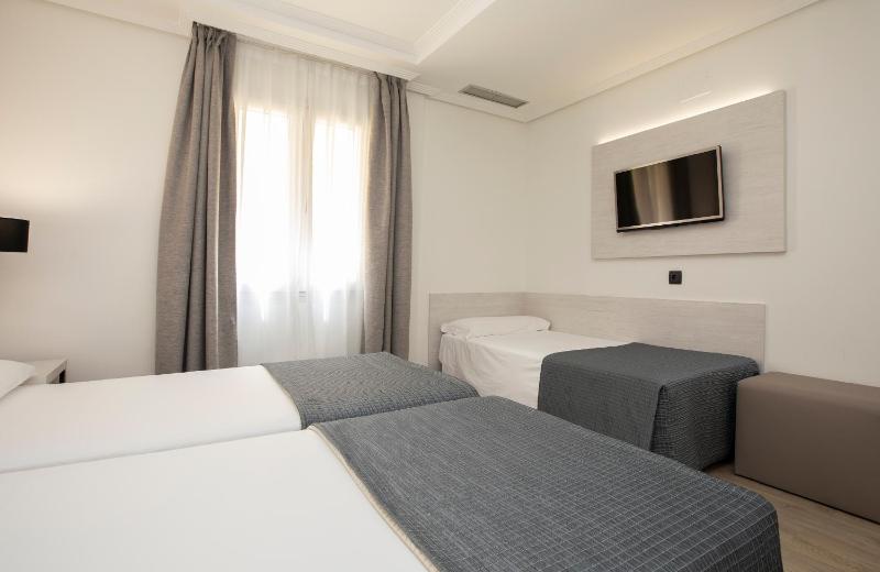 Family Room (2 Adults + 2 Children) image 1