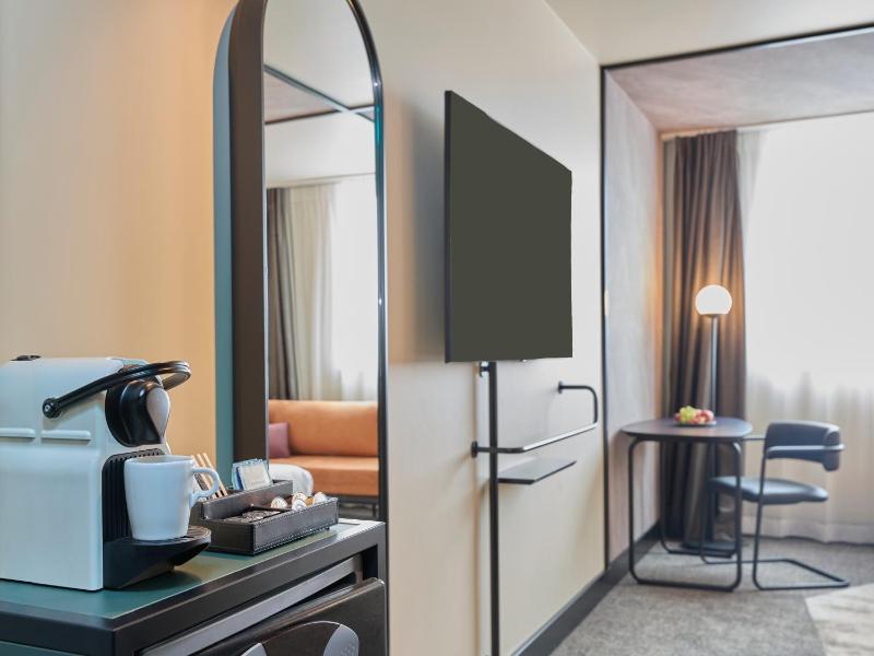 Executive Queen Room with Sofa image 1