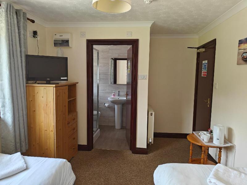 Twin Room image 3