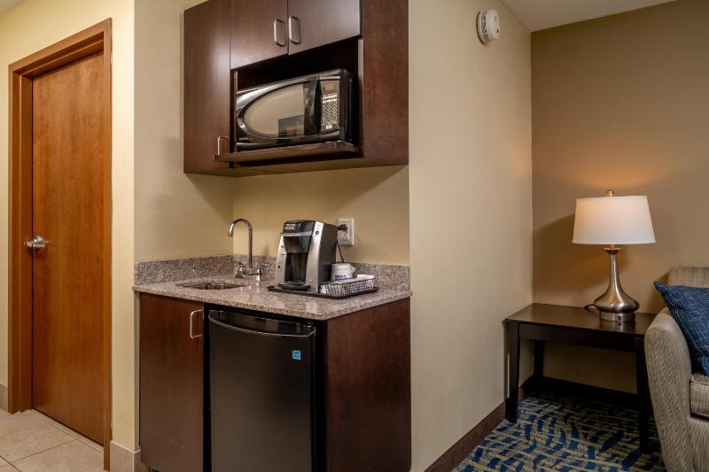 Queen Room with Two Queen Beds - Hearing Accessible/Non-Smoking image 4