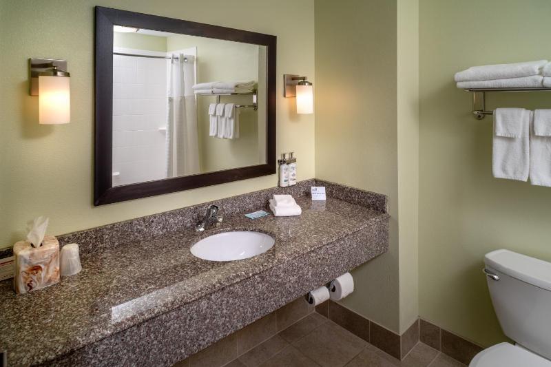 Queen Suite with Two Queen Beds, Wet Bar and Sofa Bed image 3