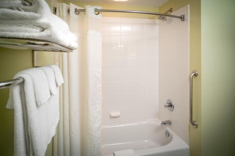 Standard King Room image 3