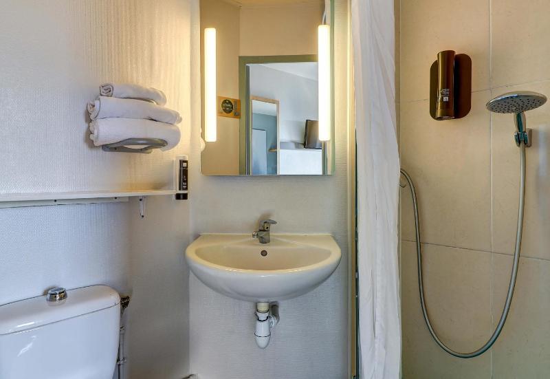 Twin Room image 2