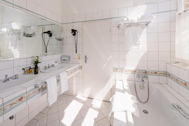 Classic Double Room image 4