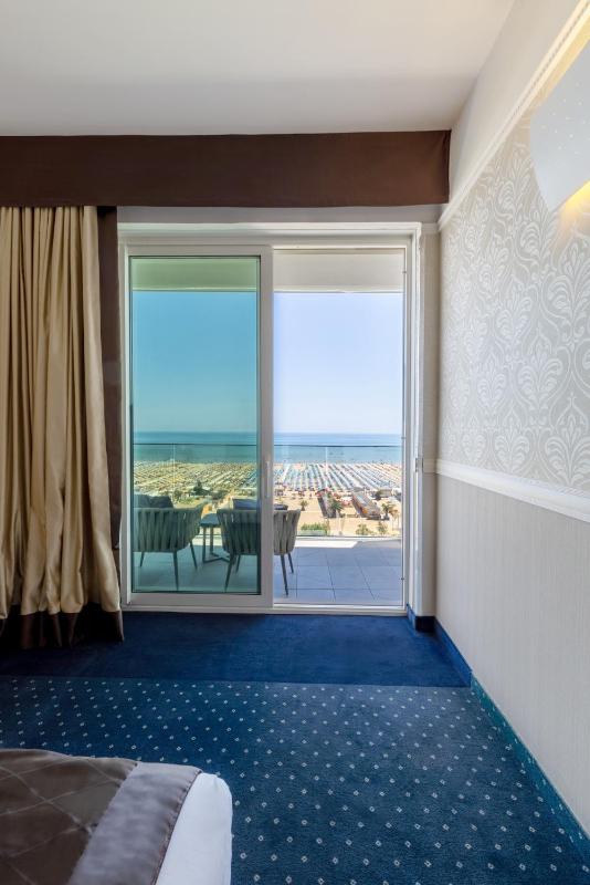 Double or Twin Room with Sea View image 4