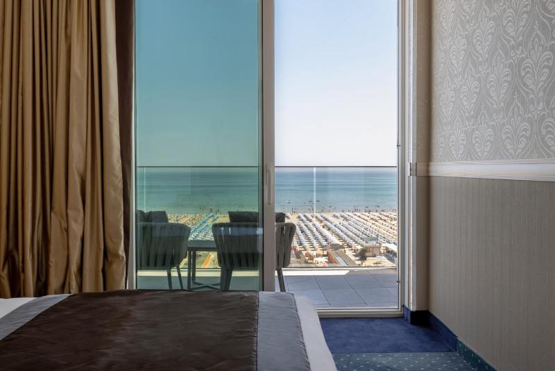 Double or Twin Room with Sea View image 3