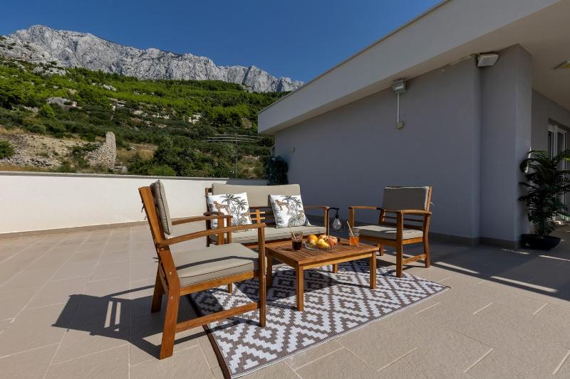 Luxury villa Mae in Makarska pool and gym - image 17