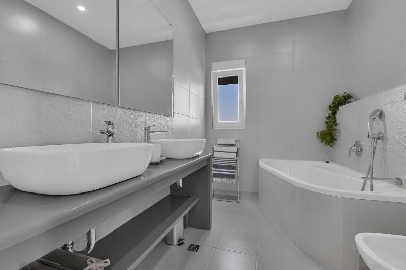 Luxury villa Mae in Makarska pool and gym - image 19