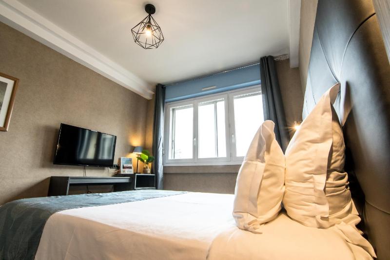 Standard Double Room image 3