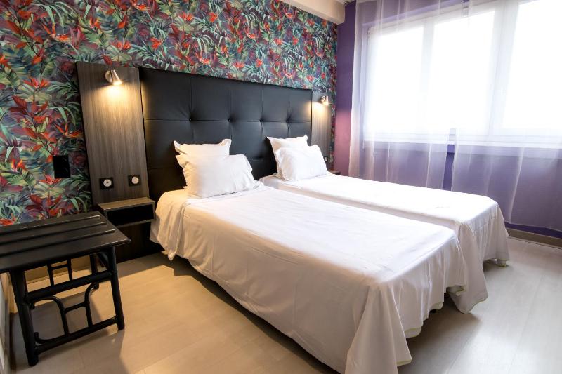 Twin Room image 4