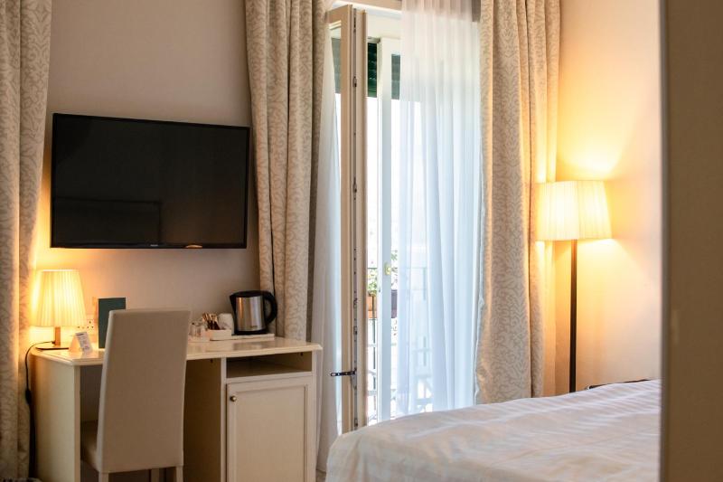 Deluxe Double or Twin Room with Lake View image 1