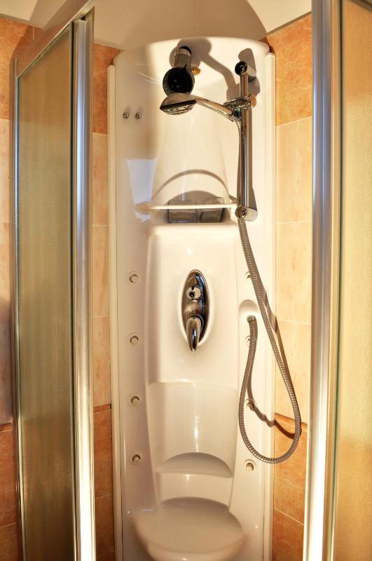 Triple Room with Balcony image 2