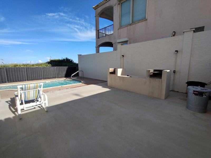 One-Bedroom Apartment image 4