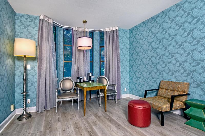 Standard King Room image 3