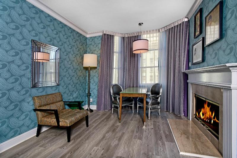 Superior King Room image 3