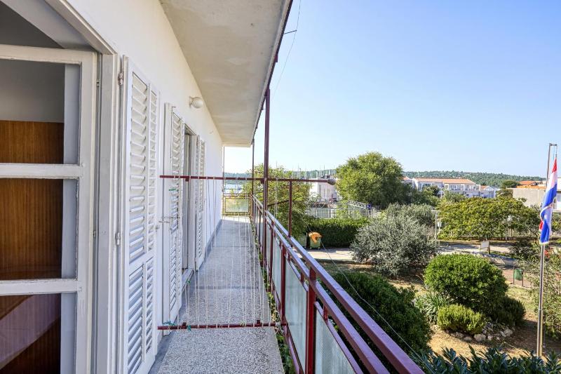 Three-Bedroom Apartment with Balcony and Sea View image 4
