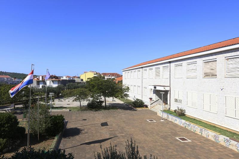 Three-Bedroom Apartment with Balcony and Sea View image 3