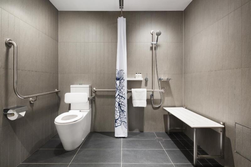 Queen Banksia Deluxe Room - Mobility Accessible image 3