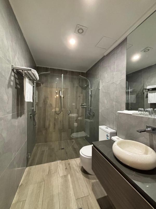 Premium King Room With Balcony image 3