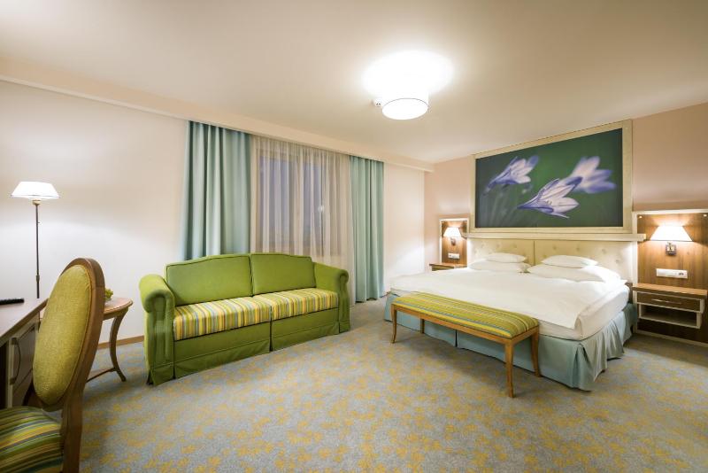 Deluxe Triple Room image 1