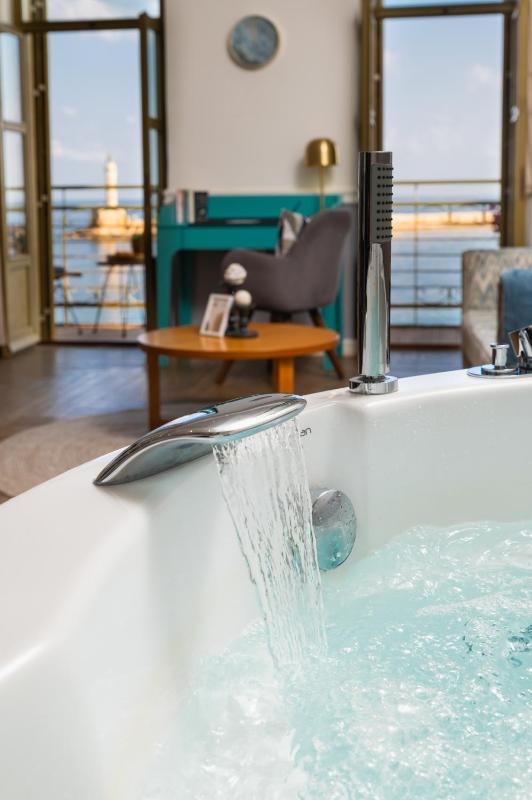 One Bedroom Suite with Sea View and Hot Tub image 1