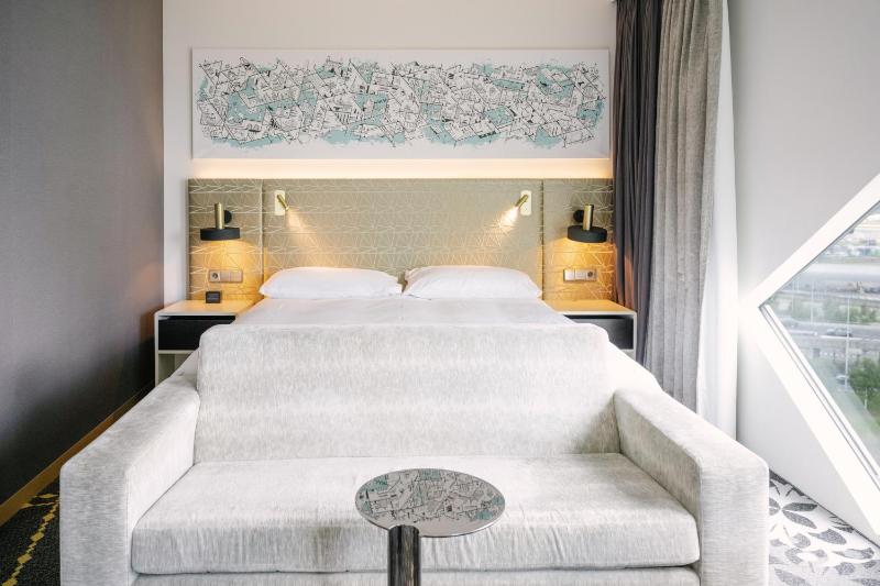 King Deluxe Corner Room with Airport View image 4