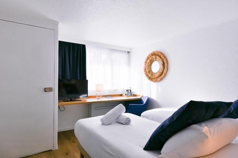 Standard Twin Room image 3