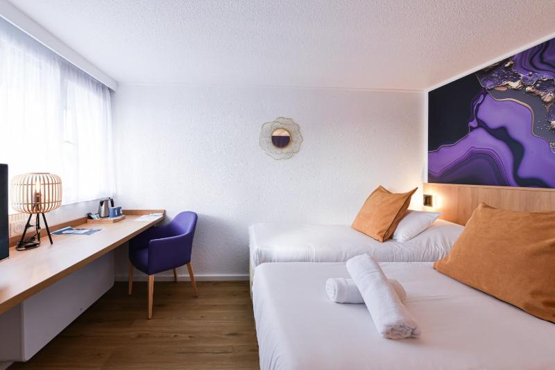 Standard Twin Room image 4