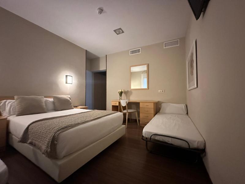 Double Room with Extra Bed image 1
