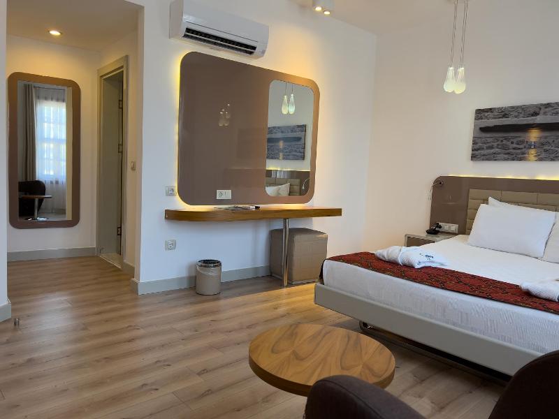 Standard Double Room with Side Sea View image 4