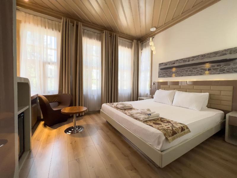 Standard Double Room with Side Sea View image 2
