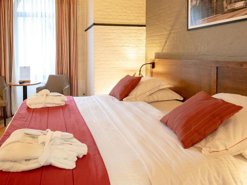 Standard Double or Twin Room image 4