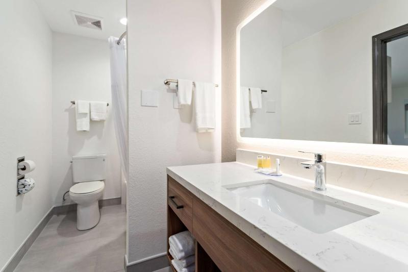 Premium King Room - Mobility Access/Non-Smoking image 2