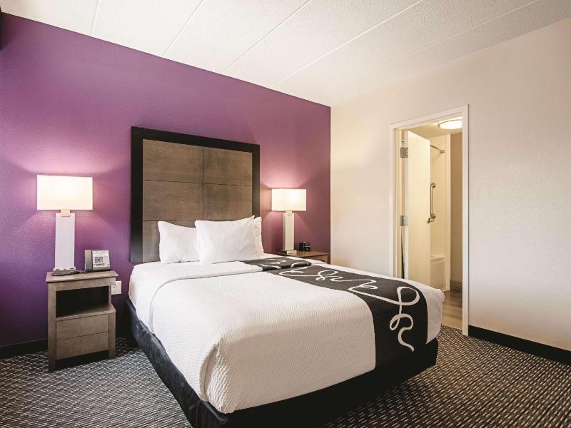 Standard Queen Room image 3
