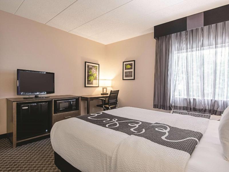 Standard Queen Room image 4