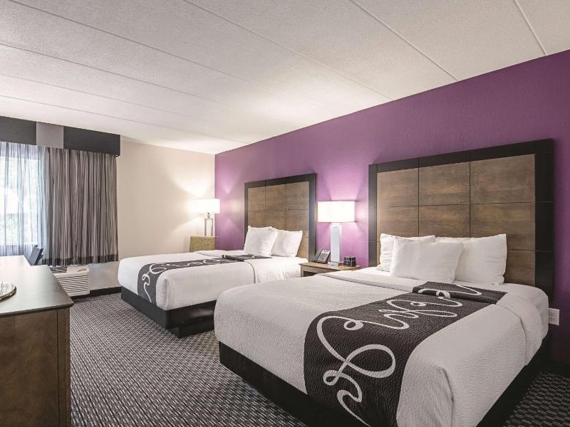 Deluxe Room with Two Queen Beds image 4