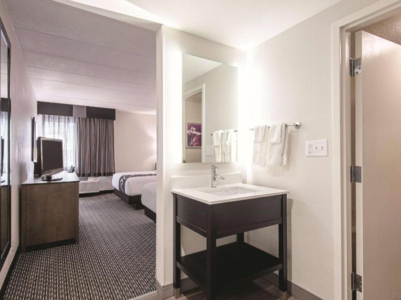Deluxe Room with Two Queen Beds image 3