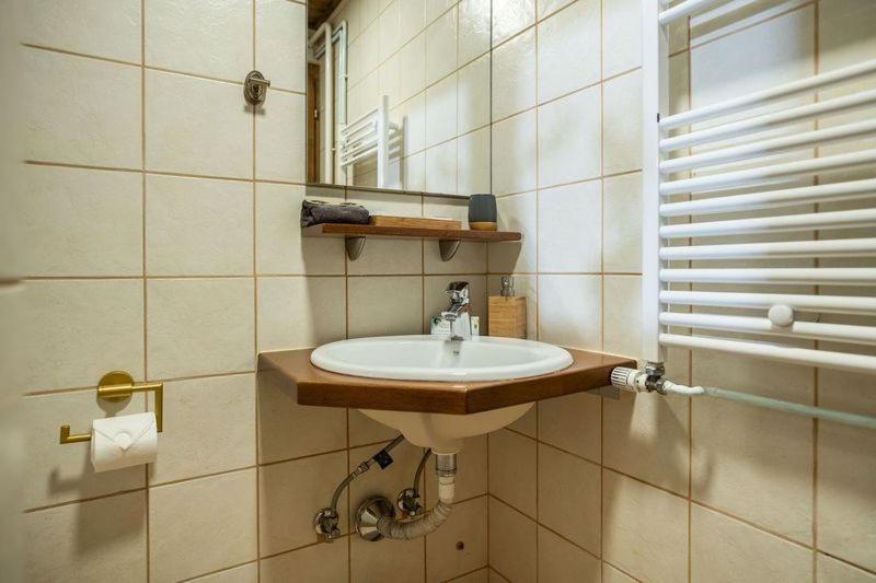 Budget Twin Room image 4